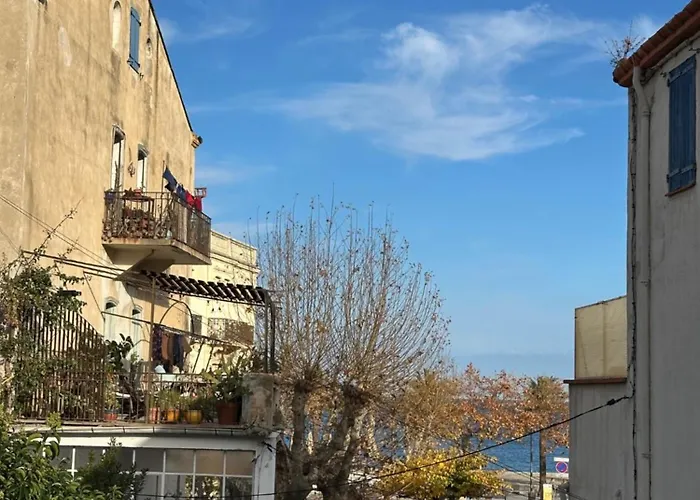 Climatise Au Coeur Du Village Et A 50m De La *